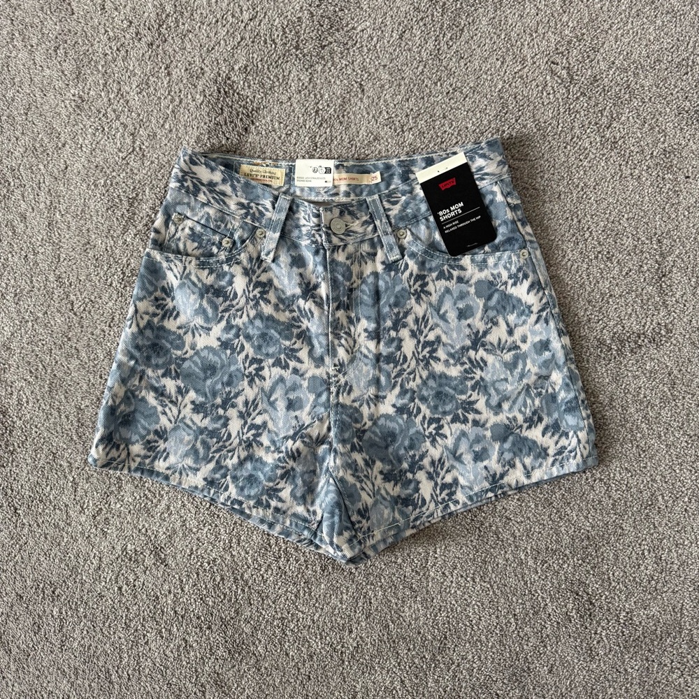 NWT Levi’s high waisted shorts size 25